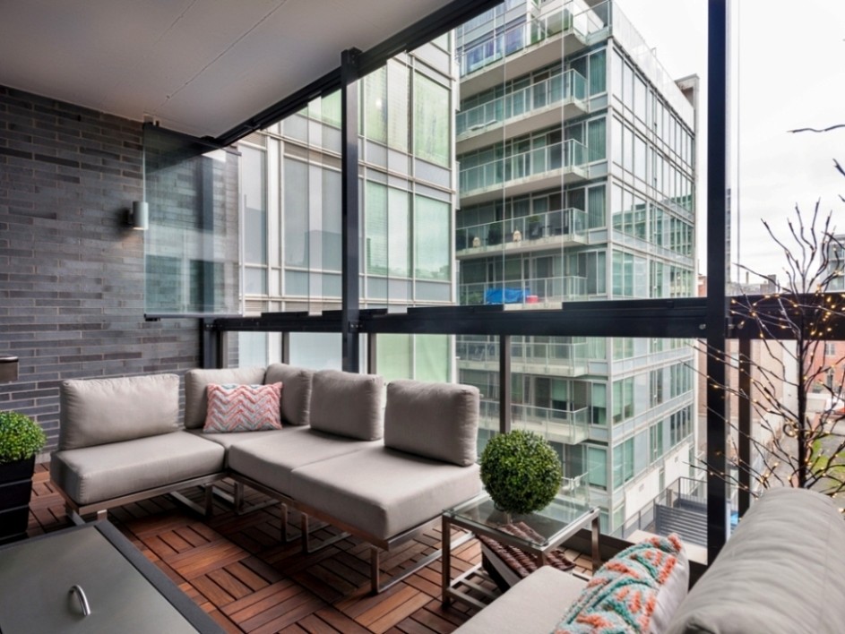 Балкон с безрамным остеклением в офисе