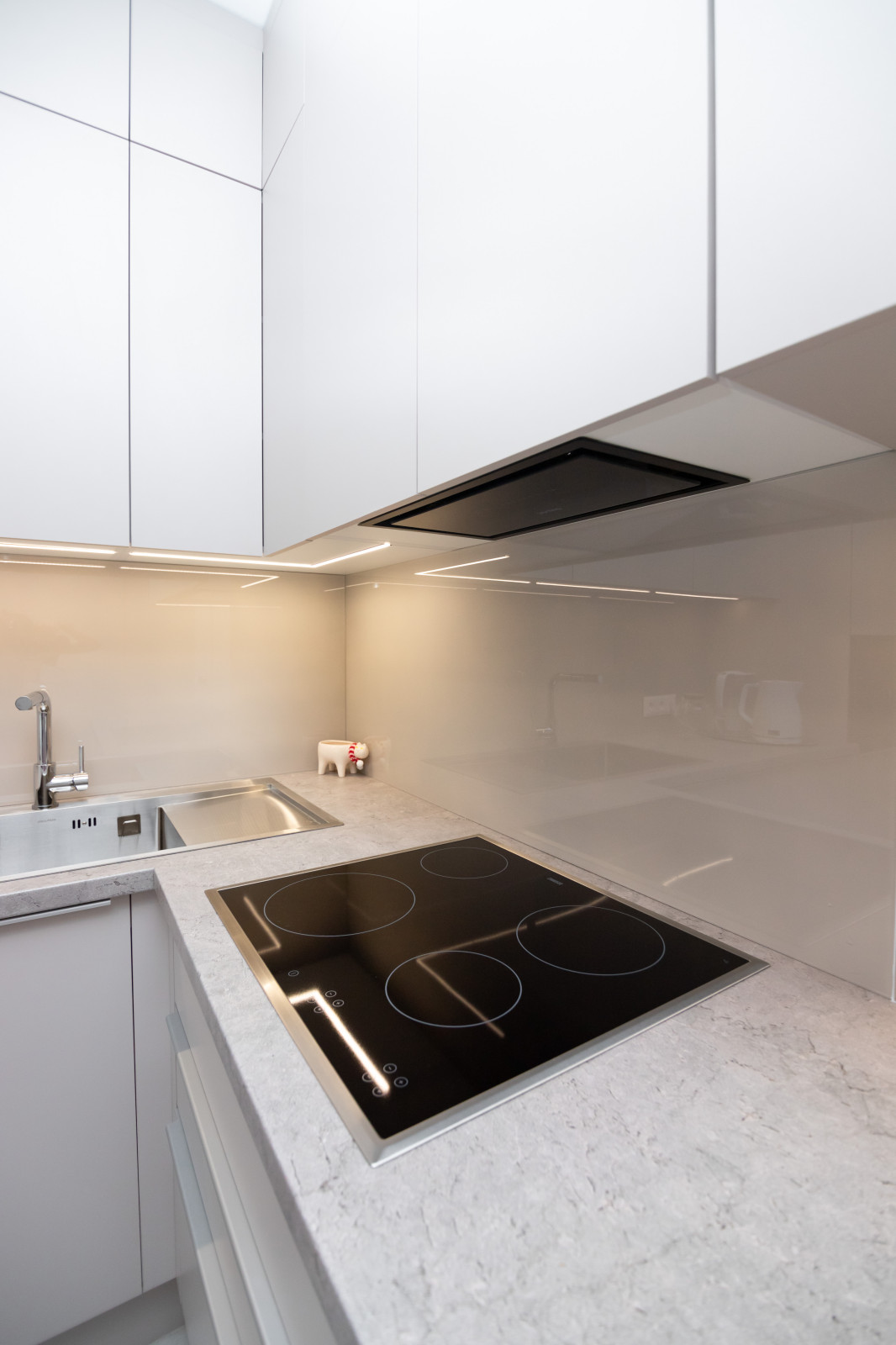 Современная угловая кухня в нежно-сером цвете