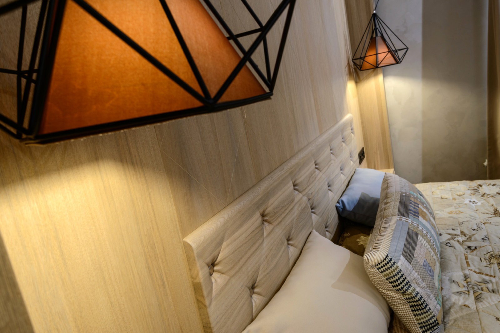 Обложка проекта: Кровать и панно из массива дуба