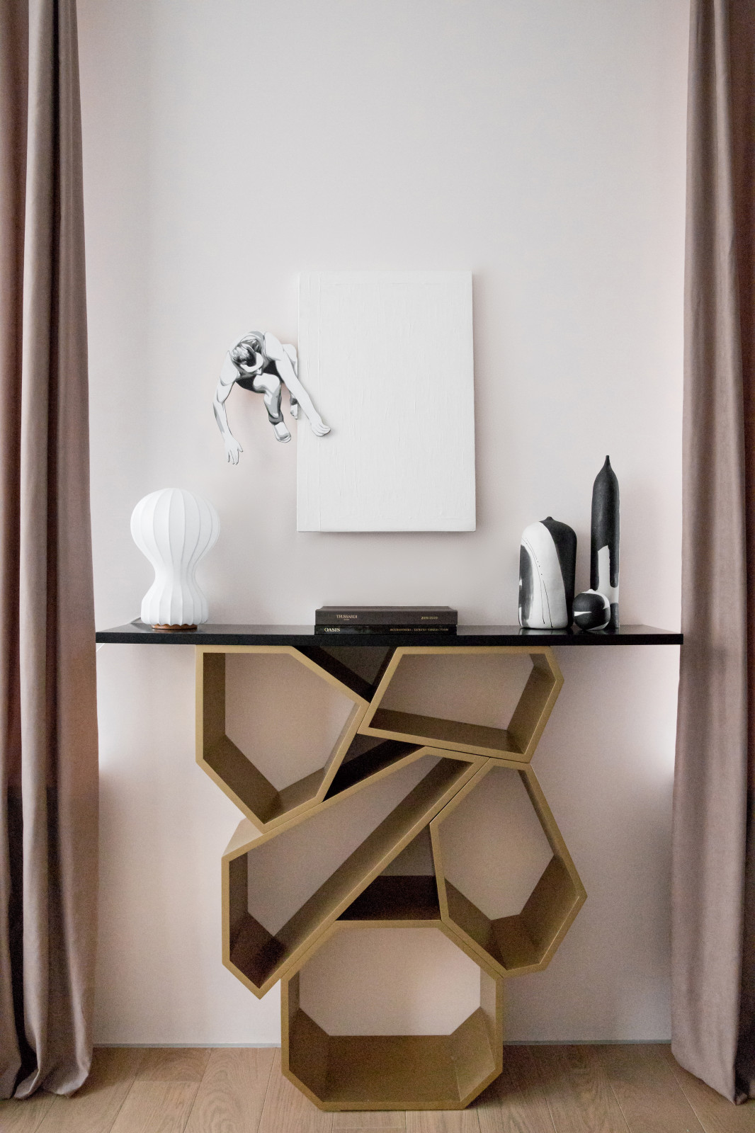 Сложная консоль с черной эмалевой столешницей из неправильной формы блоков