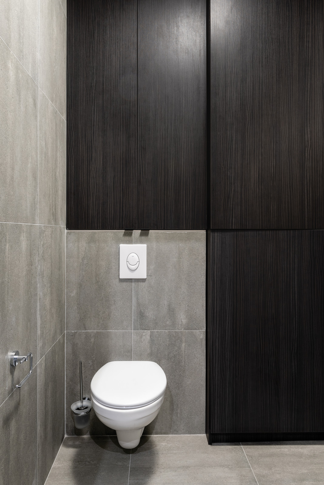 Спокойный, темный интерьер с элементами дерева