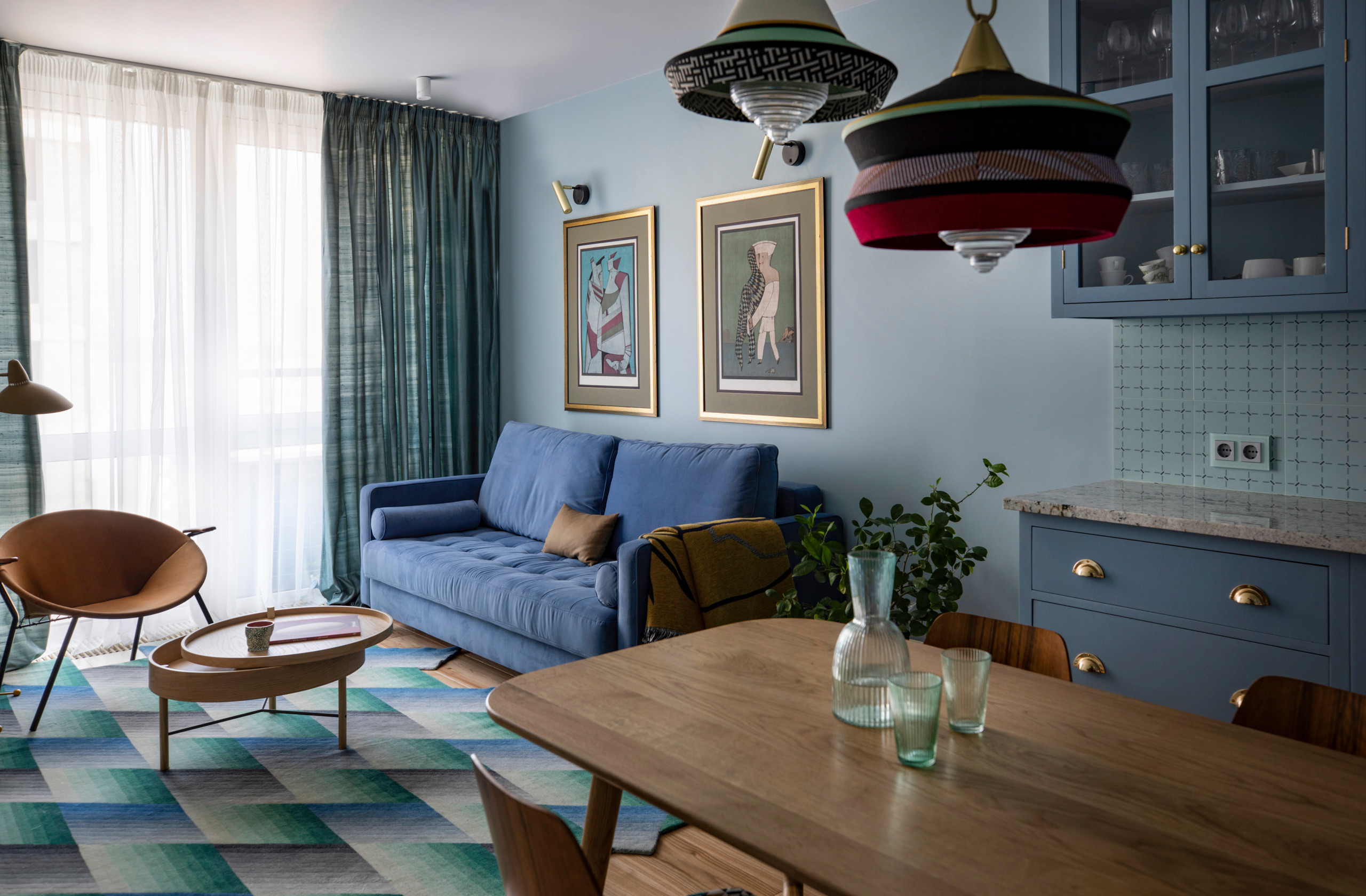 Проект недели: Синяя кухня с винтажными предметами и зайцем