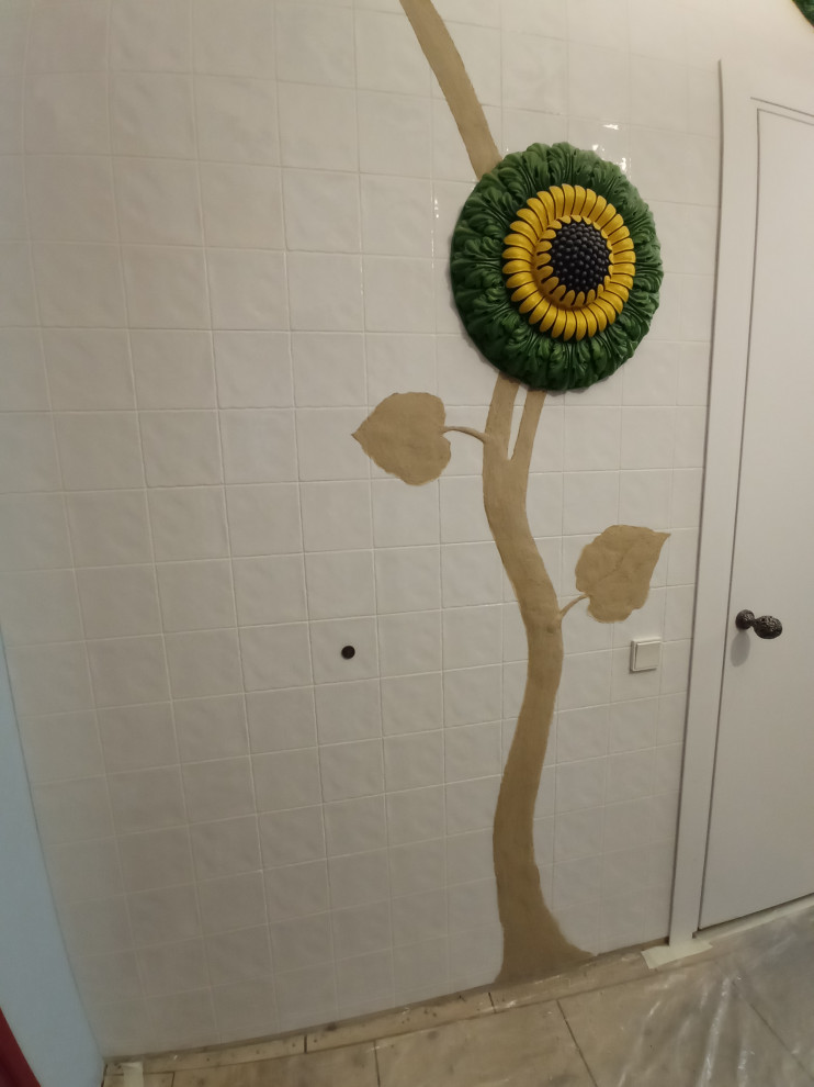 Рельефно-живописное панно в холле квартиры