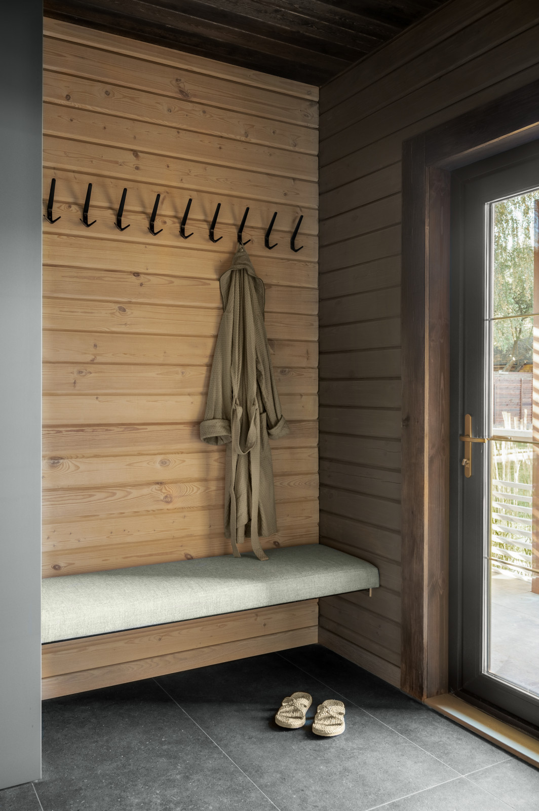 Банный дом 66 м² в темных тонах