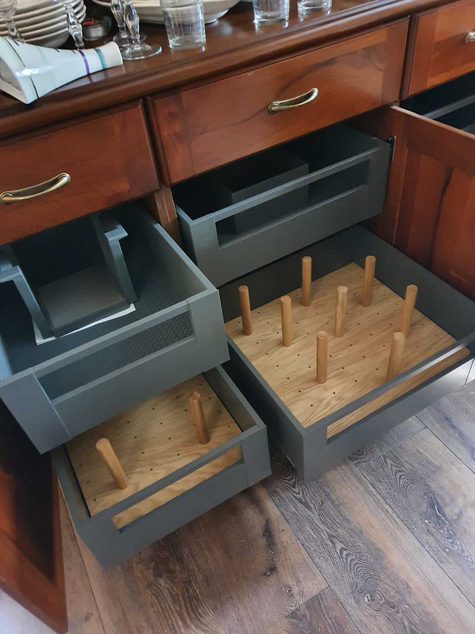 Премиум лотки в высокие ящики с держателями для хранения посуды