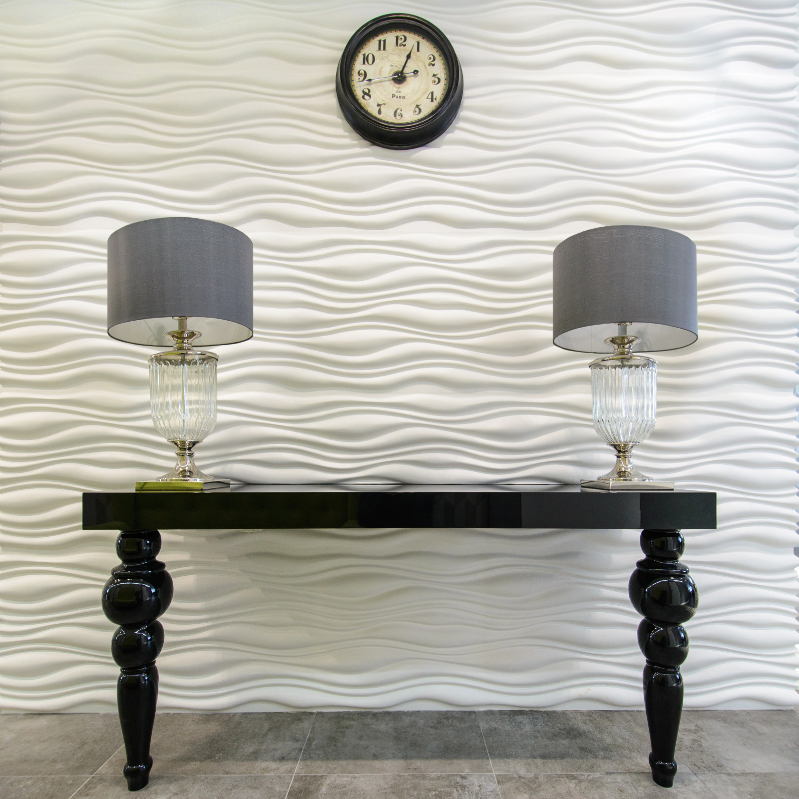 Черная глянцевая консоль в прихожую