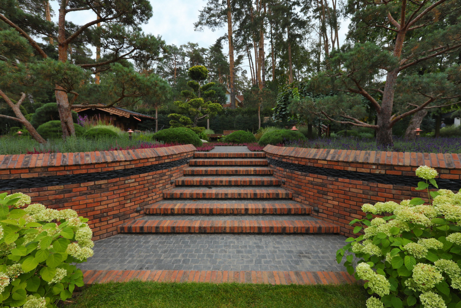 Коттеджный сад в Барвихе (дизайн и исполнение компании "Imperial Garden")