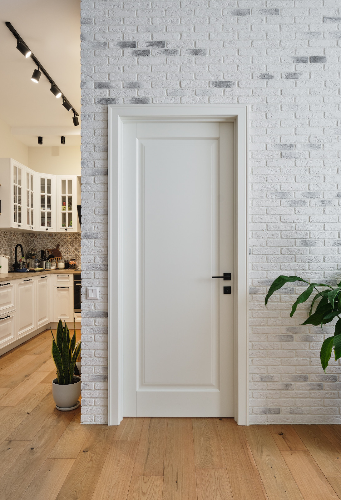 Кантри Г-2 Ral 9010 в квартире современного стиля