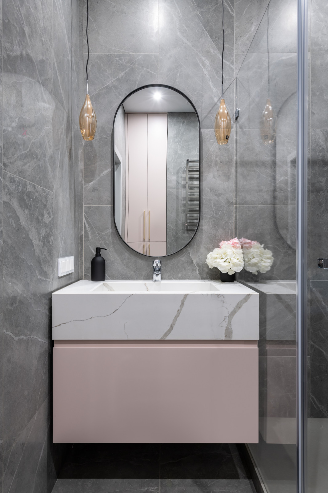 Журнал «Идеи Вашего Дома» назвал этот интерьер «обволакивающий уютом»