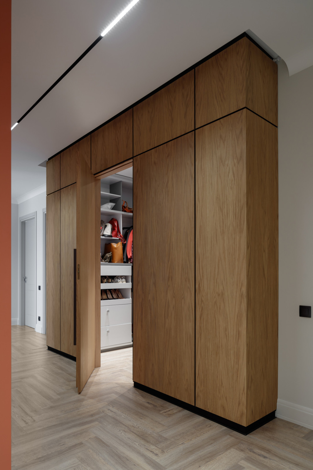 Дверь в гардеробную