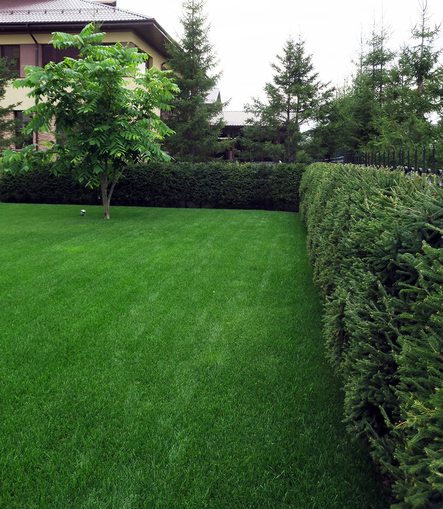 Сад с геометричным водоемом