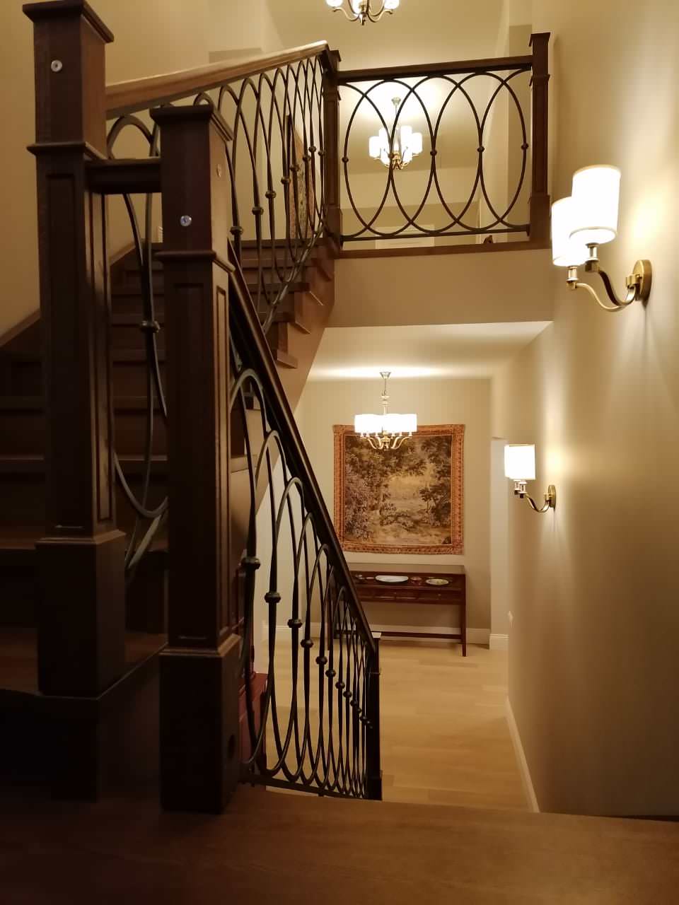 Дубовая лестница с кованным ограждением