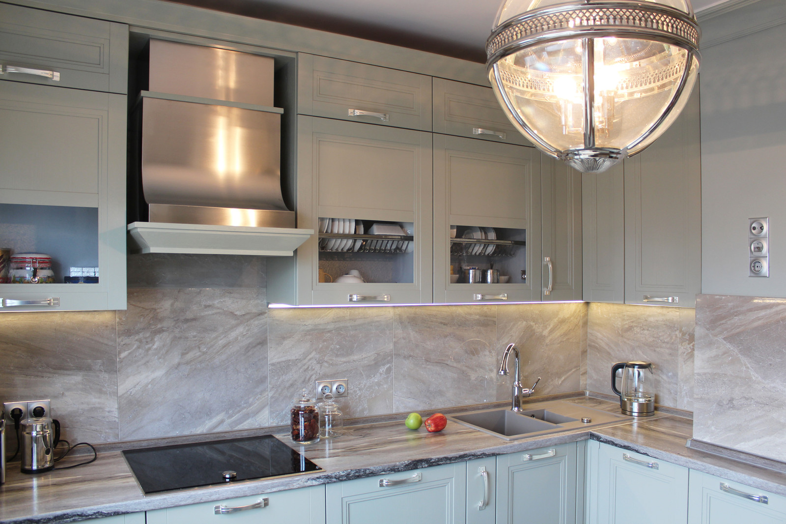 Светлая квартира с цветным настроением