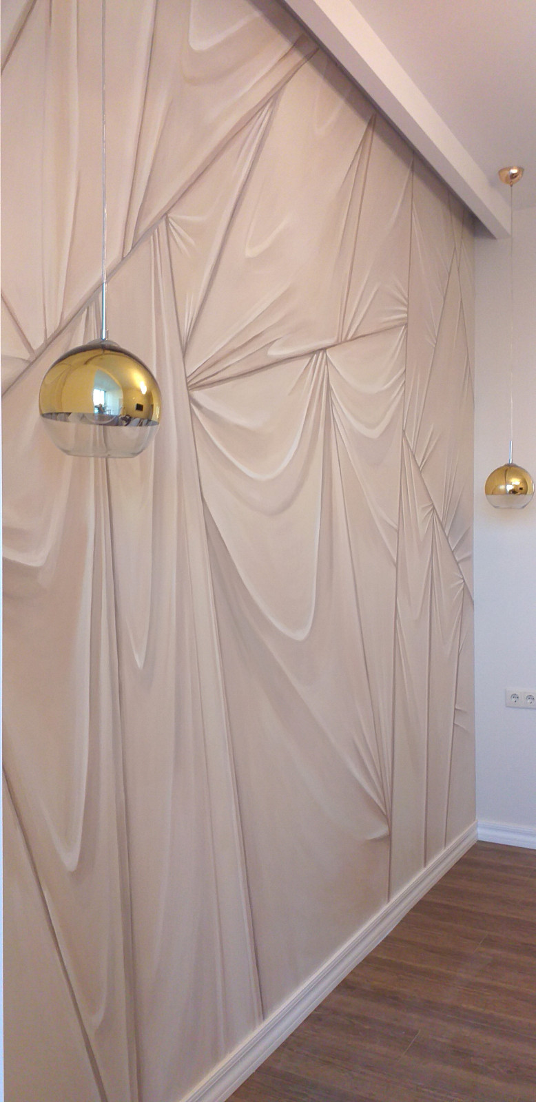 Роспись стены в изголовье кровати в спальне