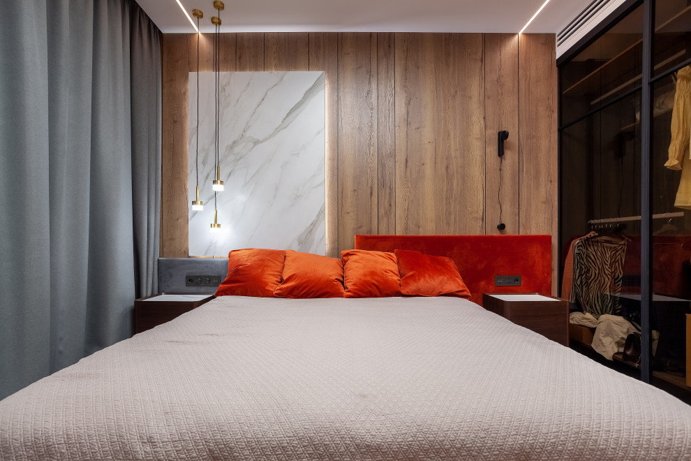 Большая двуцарговая кровать с мягкими стеновыми панелями в изголовье