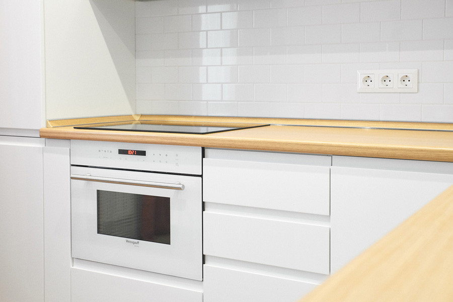 Белая глянцевая кухня с интегрированными ручками