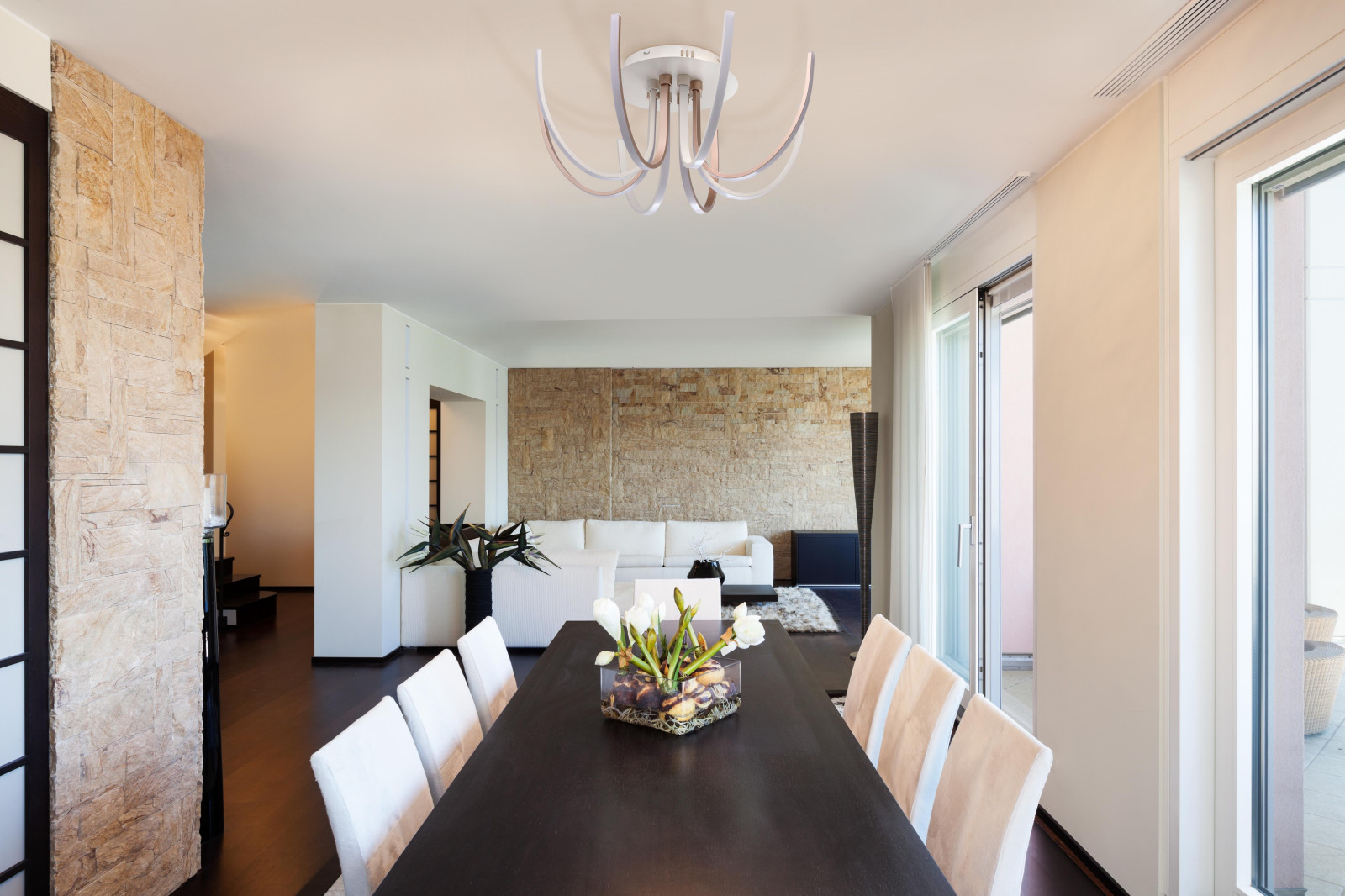 Обложка проекта: Освещение в столовой