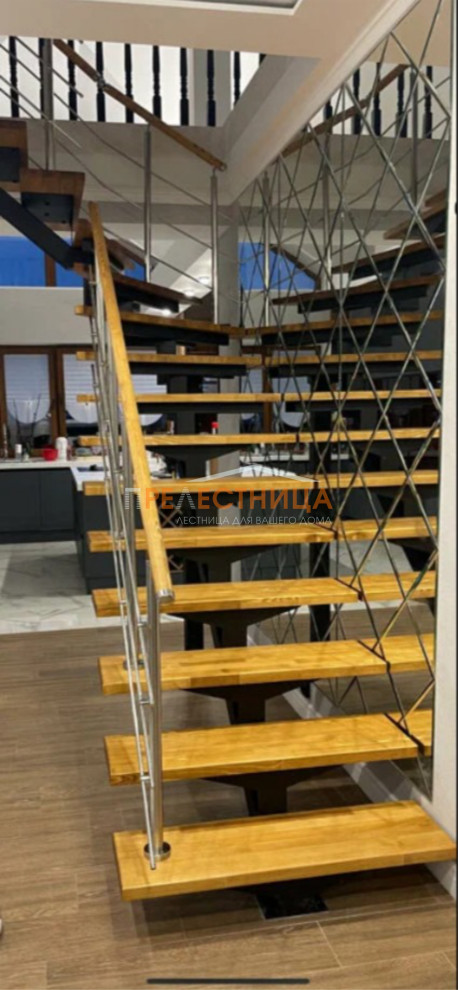 Лестница на центральном косоуре Ханты-Мансийск