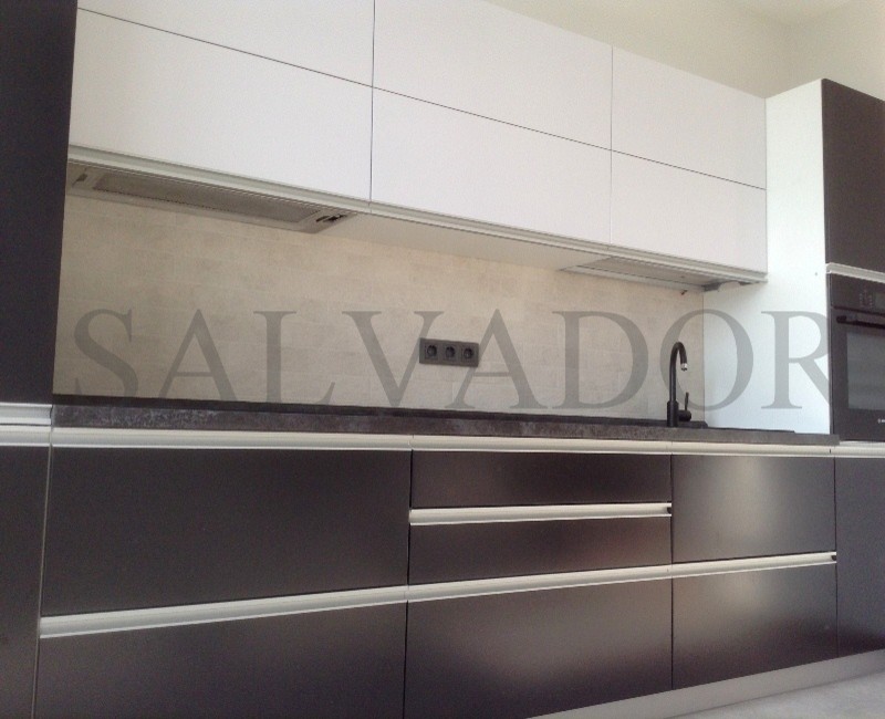 Линейная кухня в современном стиле