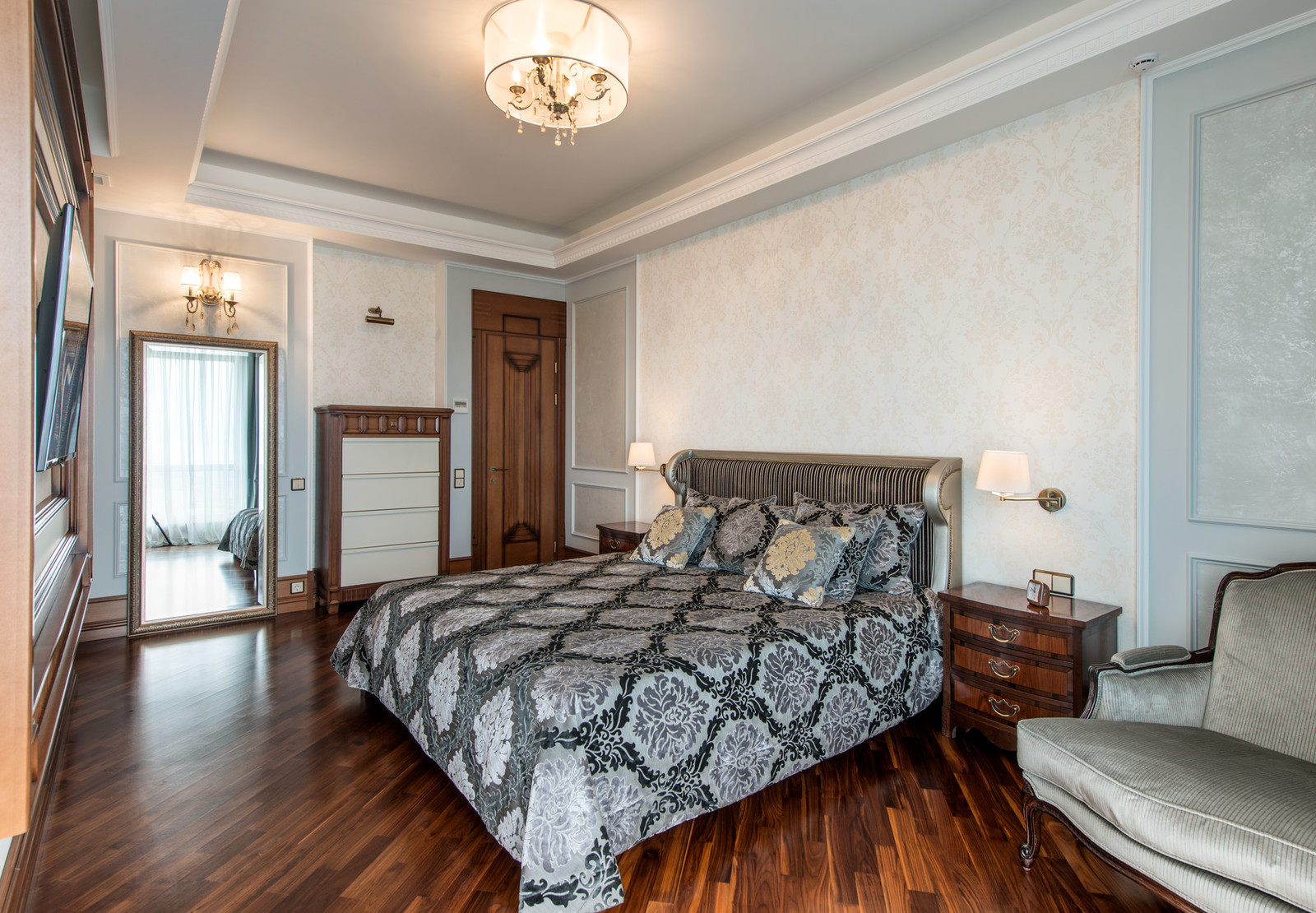 Спальня, вид на вход в ванную комнату