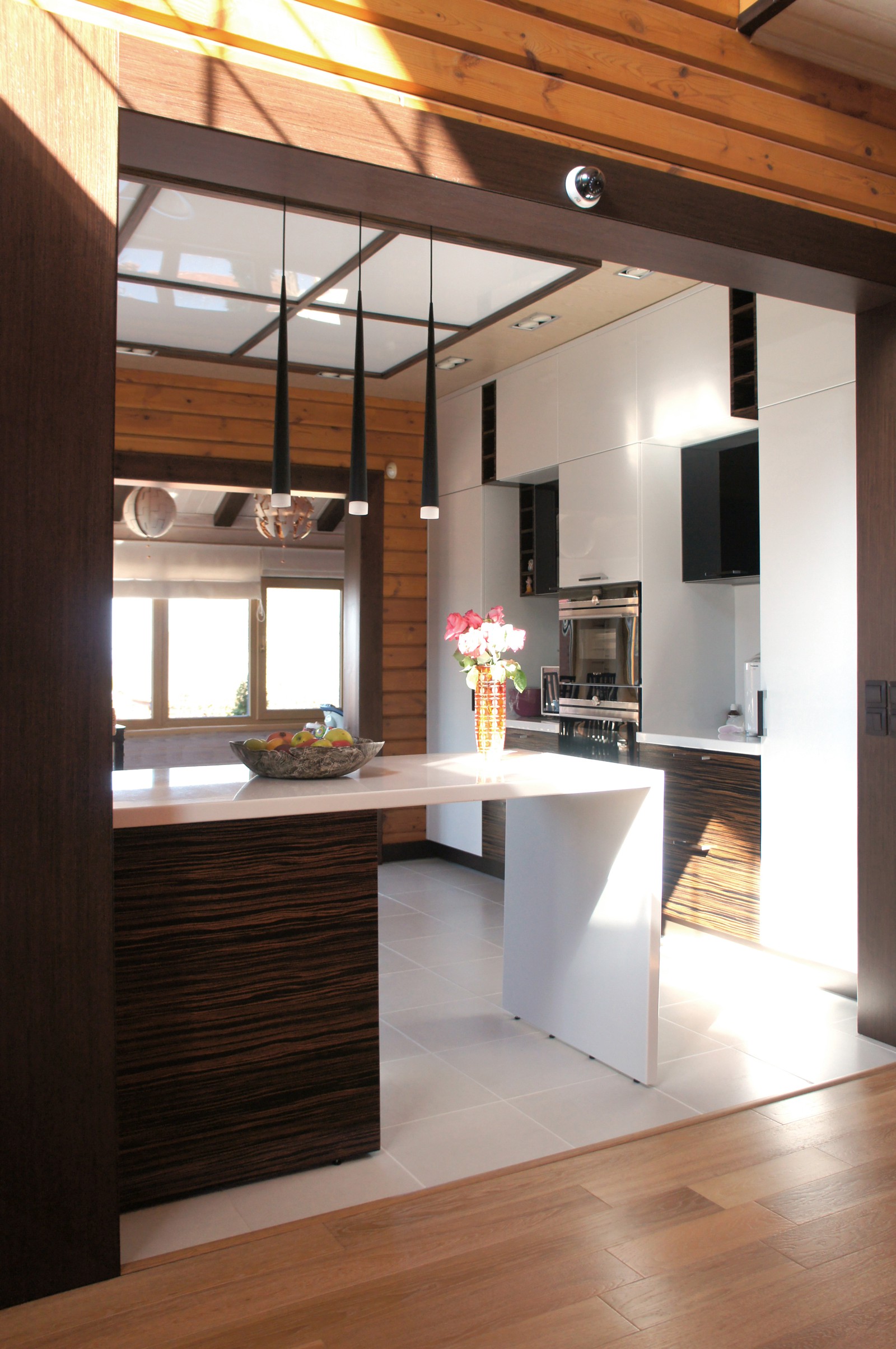 Дизайн кухни и гостиной в загородном доме из бруса.