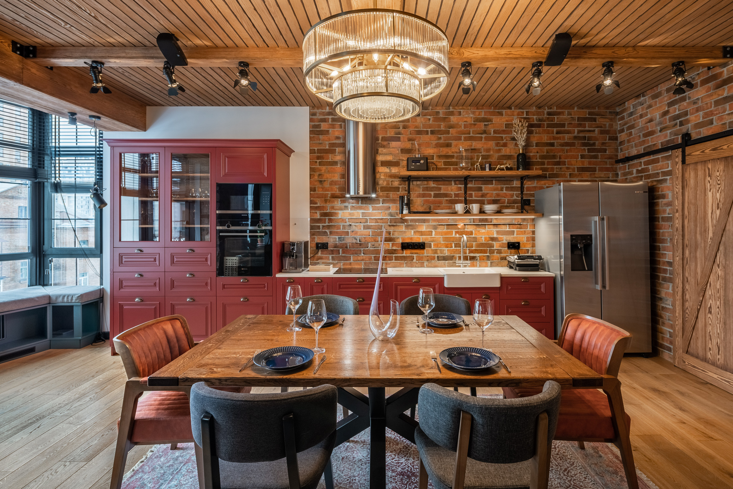 Проект недели: Кухня с «барной» атмосферой и кинотеатром