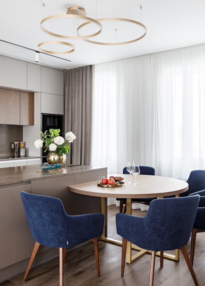 Двухуровневая квартира с лестницей из дерева и стекла