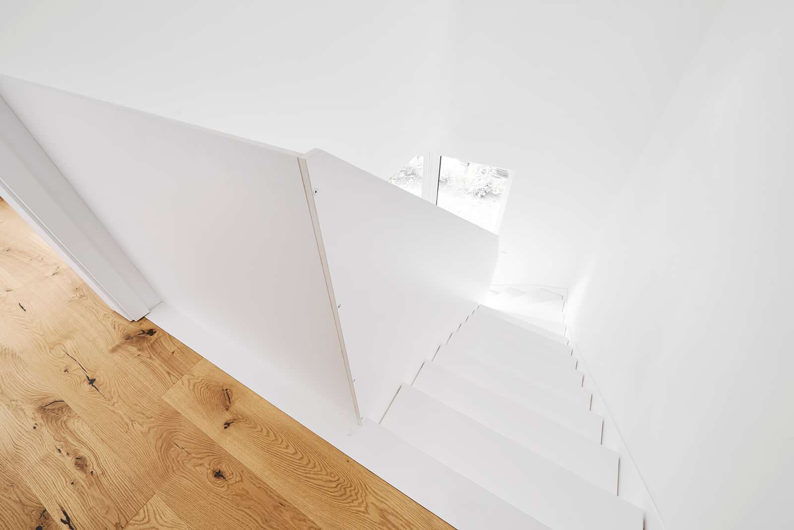 Белая лестница, а также кухня, паркет и двери от hokon