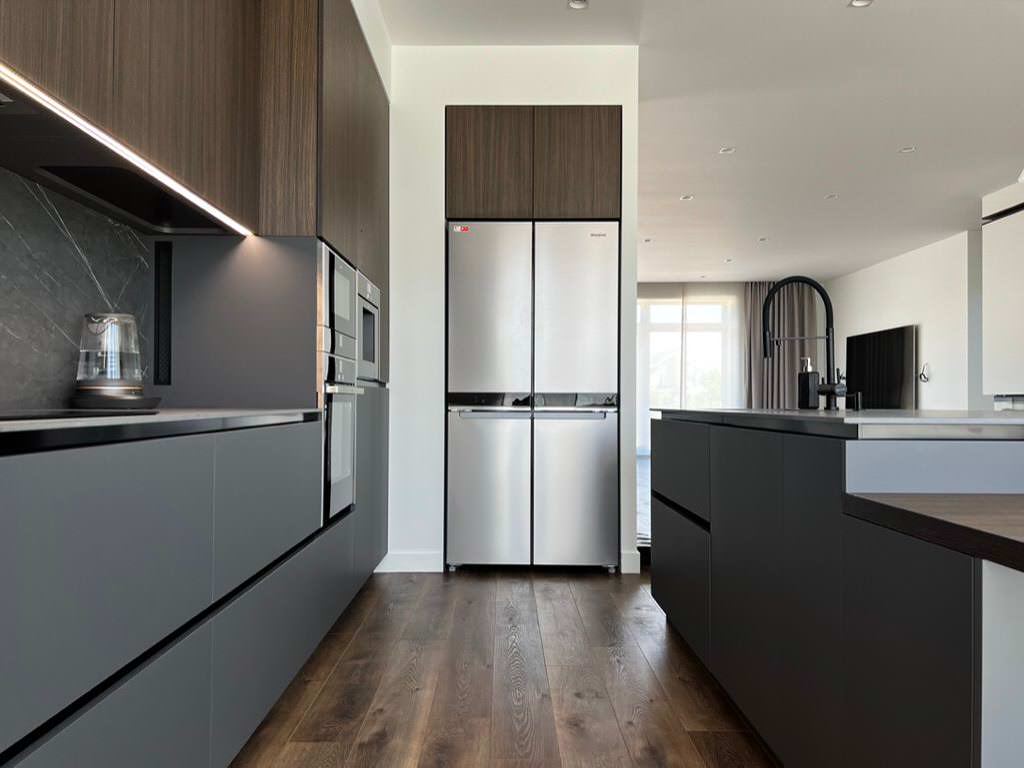 Серая кухня с винным шкафом в острове