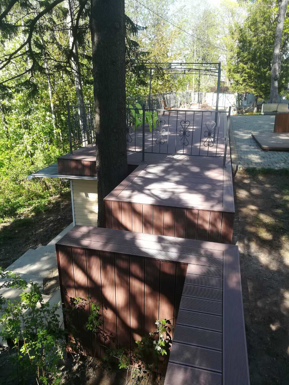 Террасная система у загородного дома