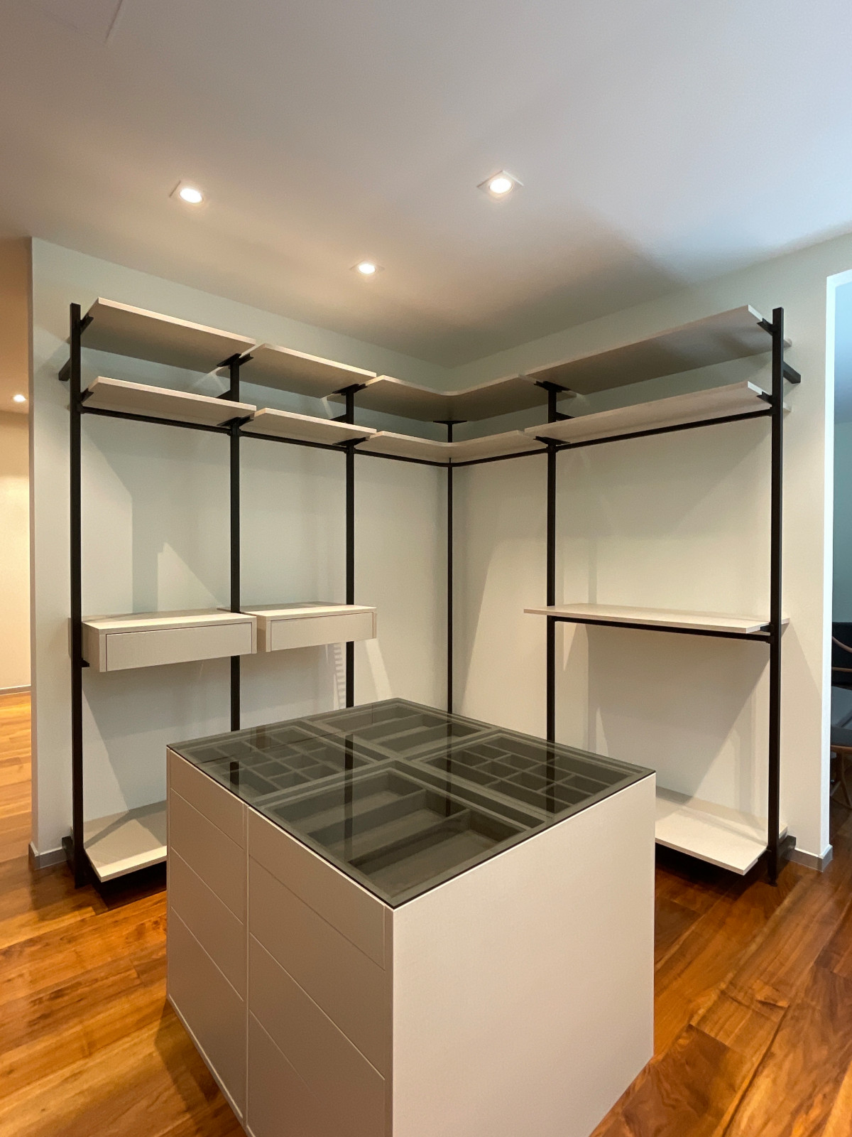 Распашной шкаф с системой RPE raumplus и Гардеробная система UNO raumplus