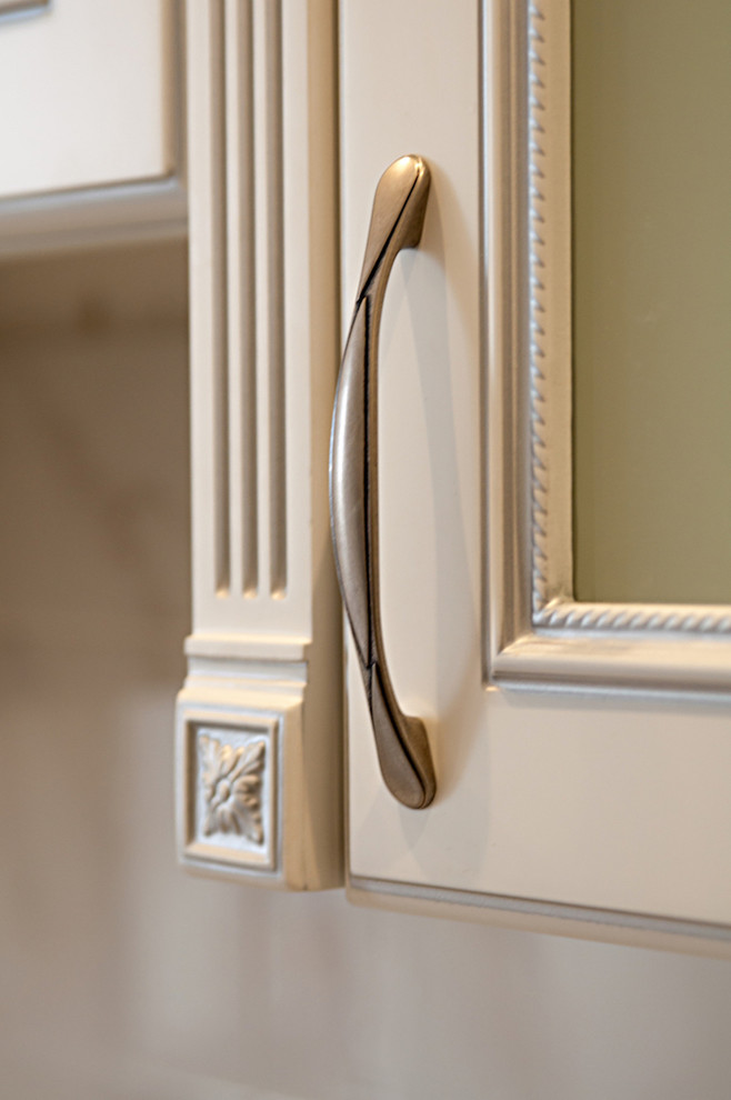 Светлый кухонный гарнитур в классическом стиле