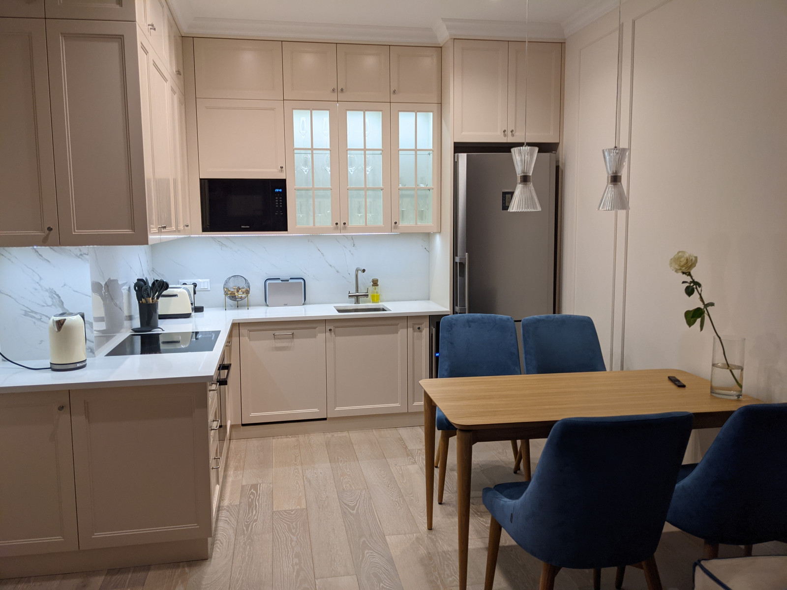 Маленькая белая кухня в неоклассическом стиле