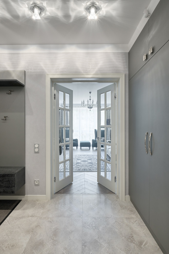 Белые дубовые двери в неоклассическом интерьере