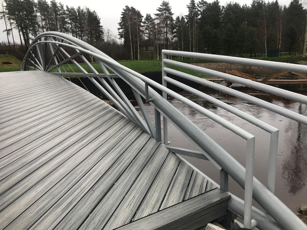 Дизайнерский мост , через речку