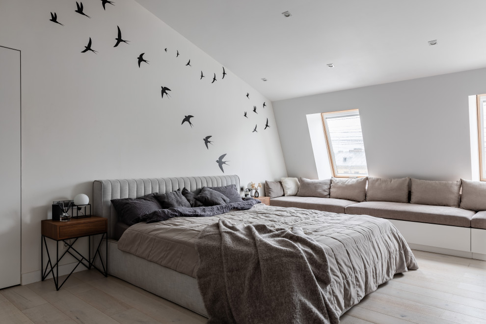 Белая мансардная квартира в историческом центре Петербурга