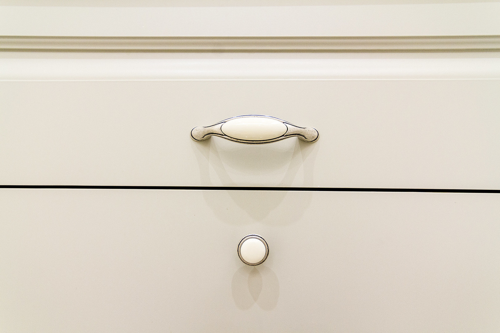 Мебель в ванную  комнату в светлых тонах.