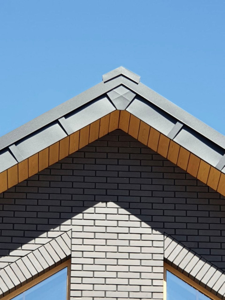 Подшивка свесов. Комбинация из планкена (лиственница) и фальца (сталь SSAB)