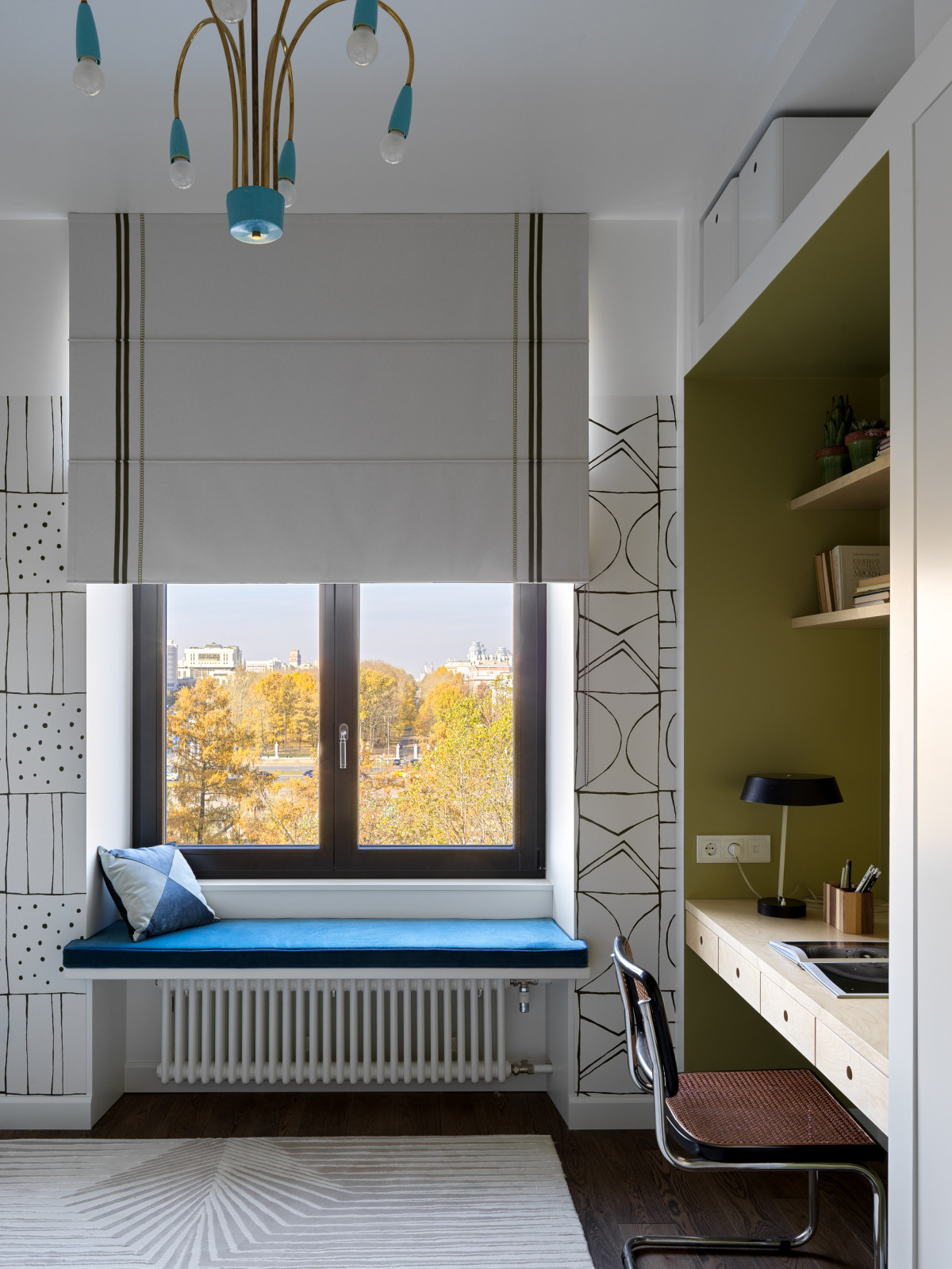 Houzz тур: Квартира со внутренним окном и винтажной мебелью