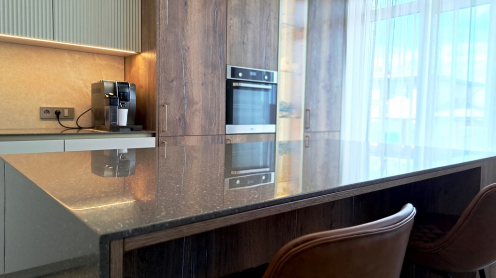 Кухня с островом в частном доме