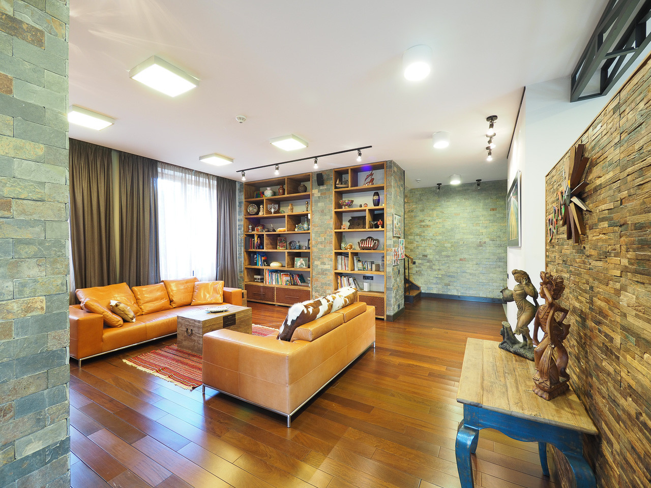 Мягкая зона у камина - вид на встроенный стеллаж