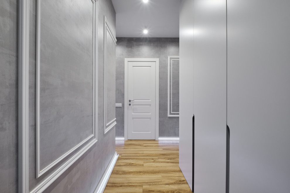 Белые двери Стимул в ярком интерьере