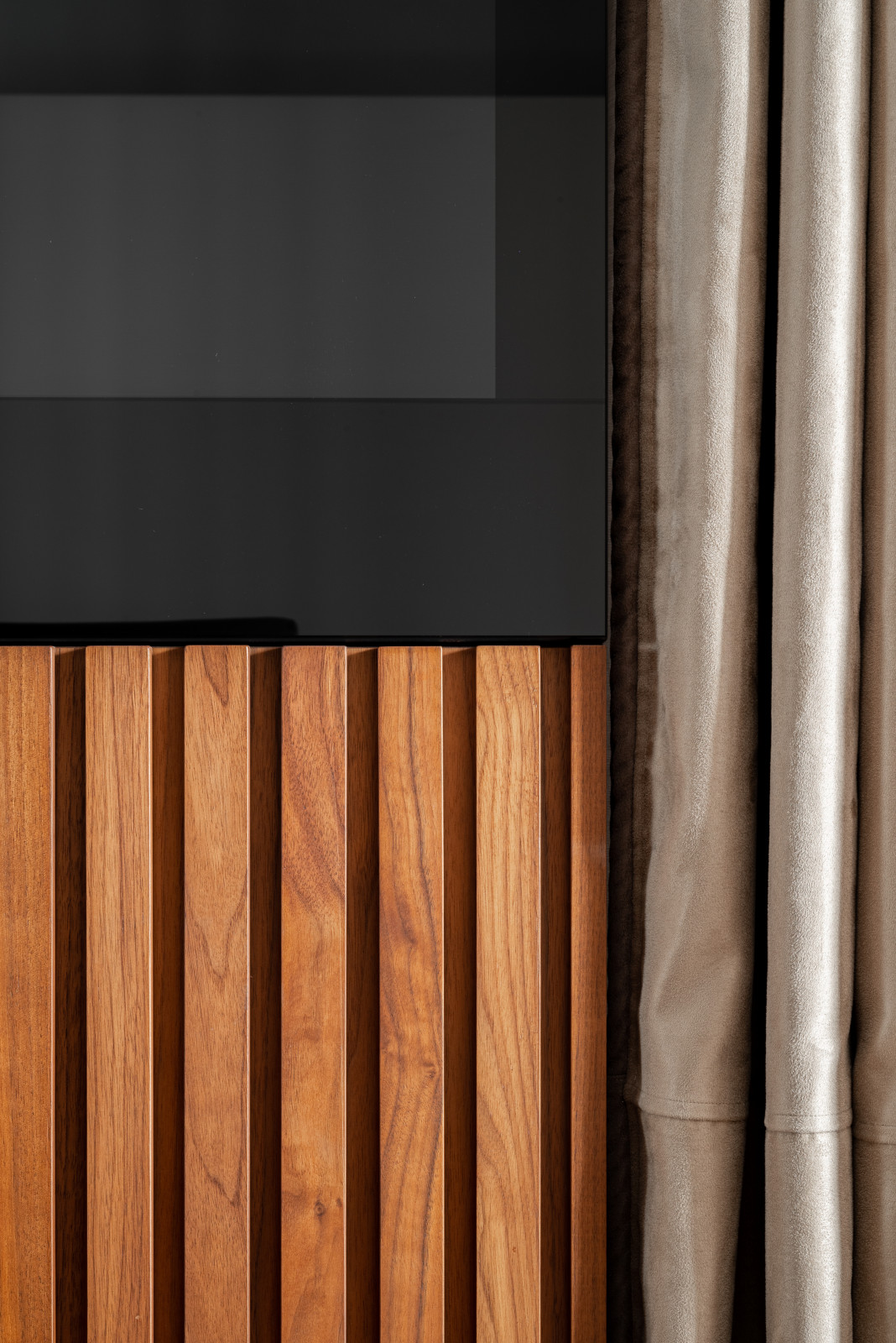 Скрытый телевизор на кухне ЖК Loftec