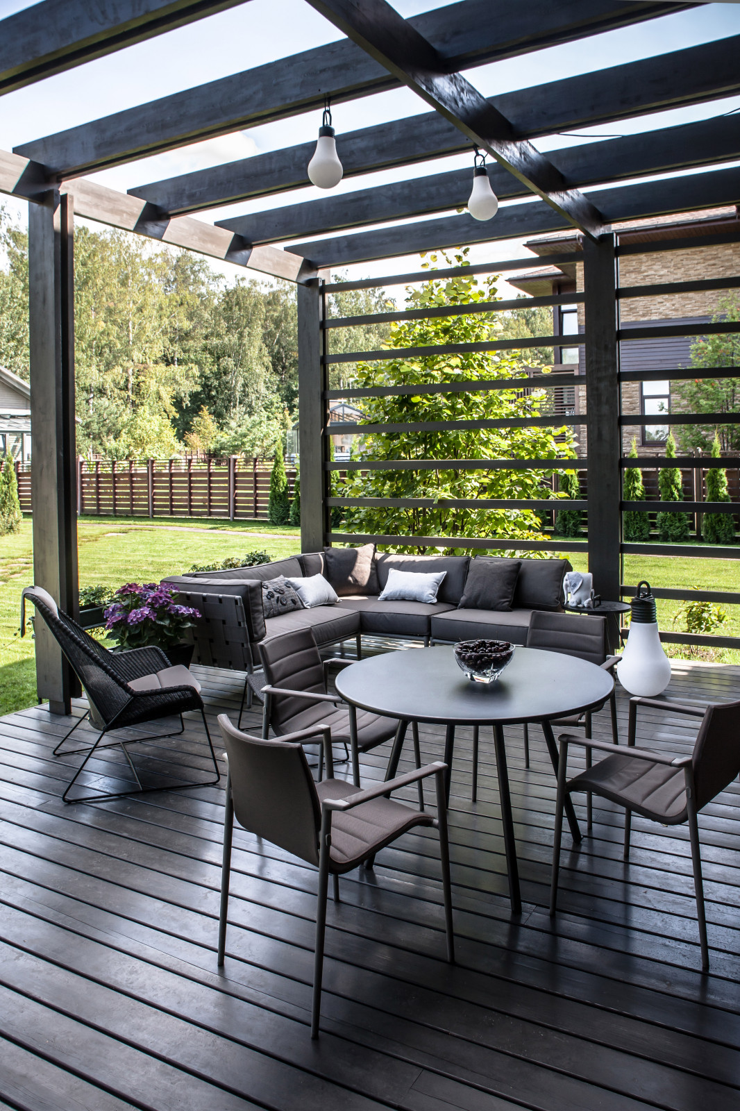 Интерьер дома со средневековым порталом