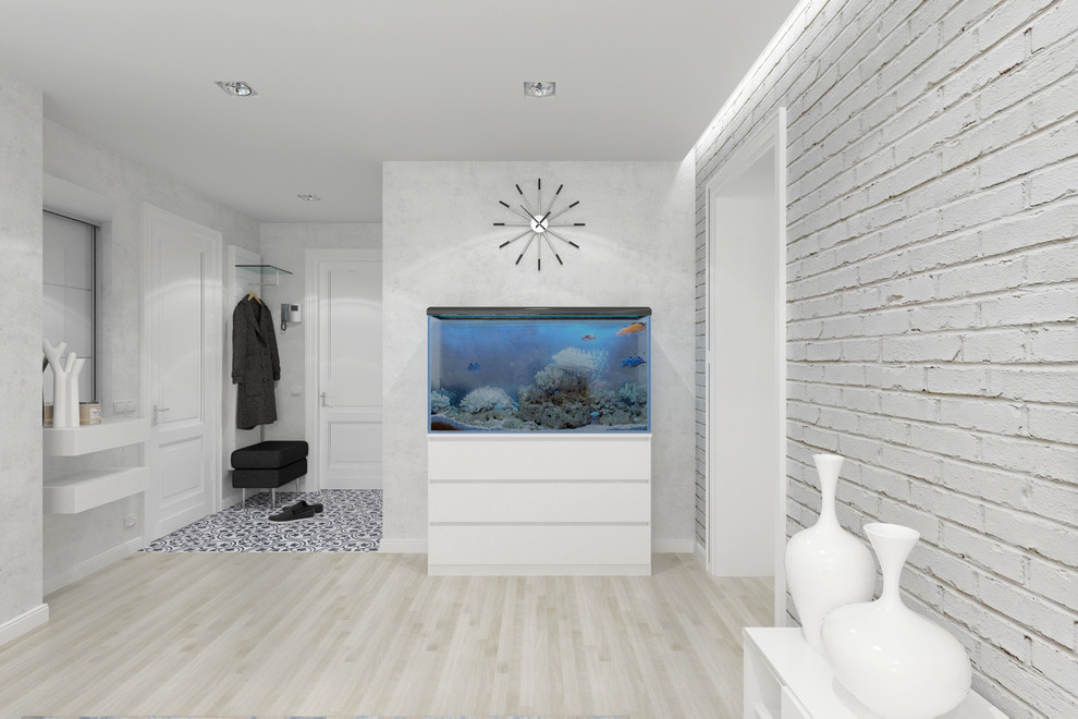 Гостиная комната с голубым диваном