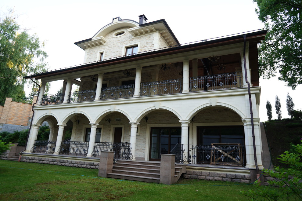 Дом на склоне