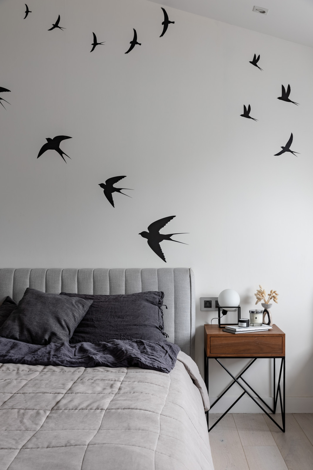 Белая мансардная квартира в историческом центре Петербурга