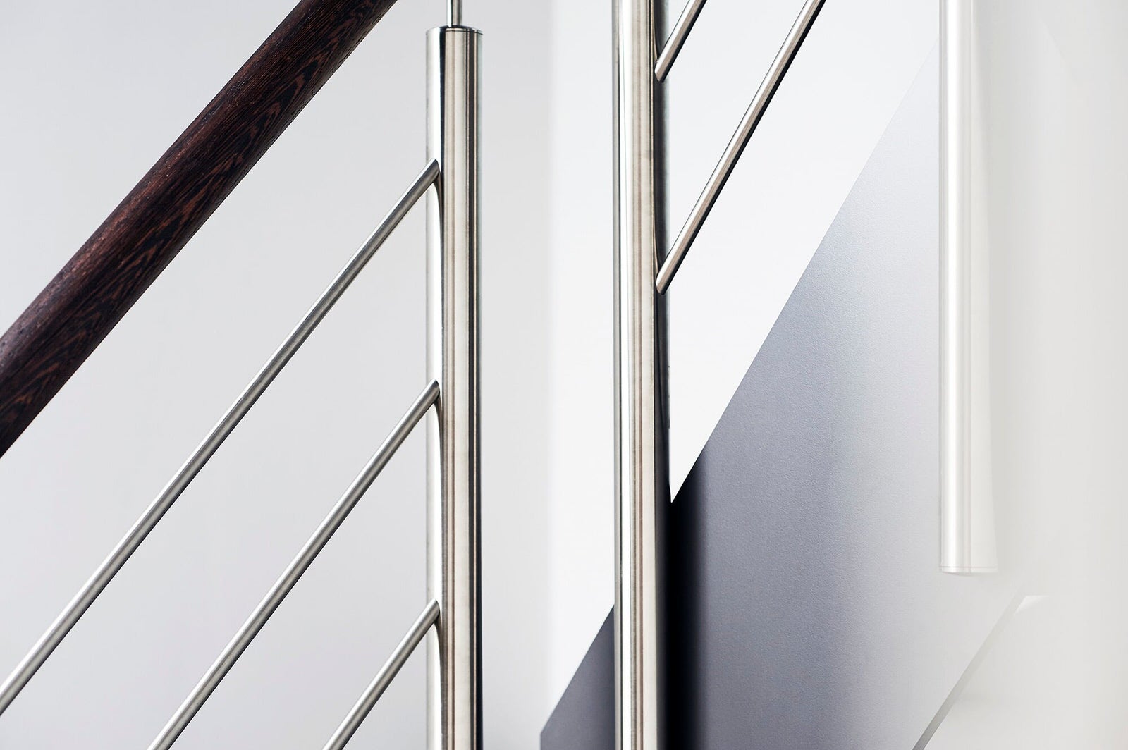 Консольная лестница в темных тонах