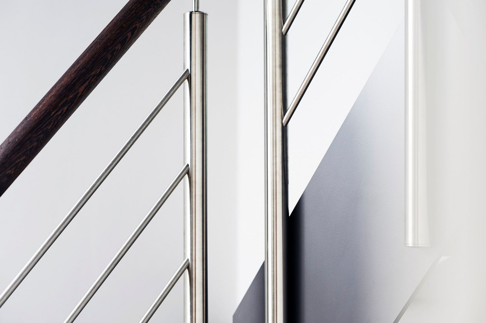 Консольная лестница в темных тонах