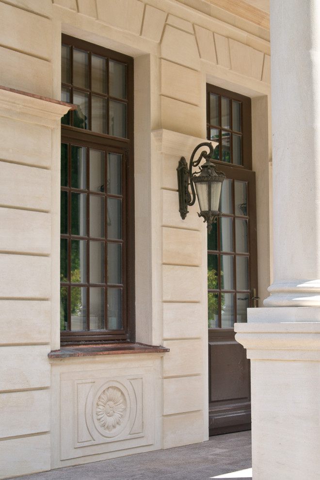 Дубовый окна с рустикальными накладками